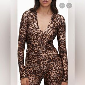 Good American Disco High
Shine Compression V-Neck
Thong Bodysuit - Wild Leopard